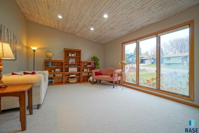 5809 W Bristol Dr Drive, Sioux Falls, SD 57106