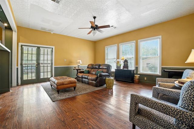 504 S Main ST, Lockhart, TX 78644