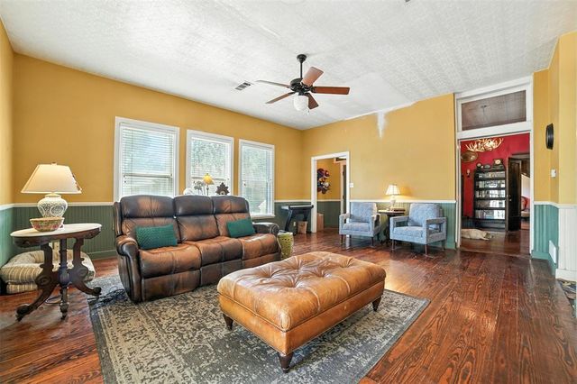 504 S Main ST, Lockhart, TX 78644