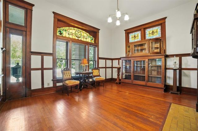 504 S Main ST, Lockhart, TX 78644