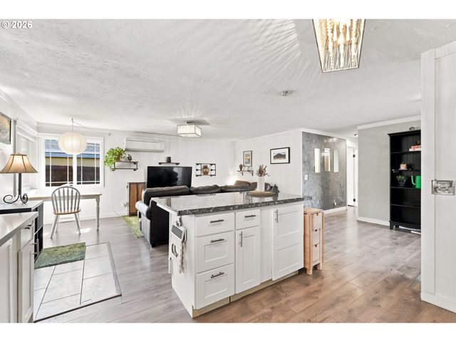 10324 Se ELLIS St, Portland, OR 97266