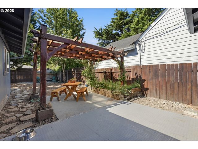 10324 Se ELLIS St, Portland, OR 97266