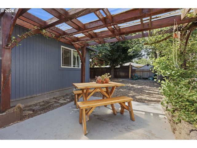 10324 Se ELLIS St, Portland, OR 97266