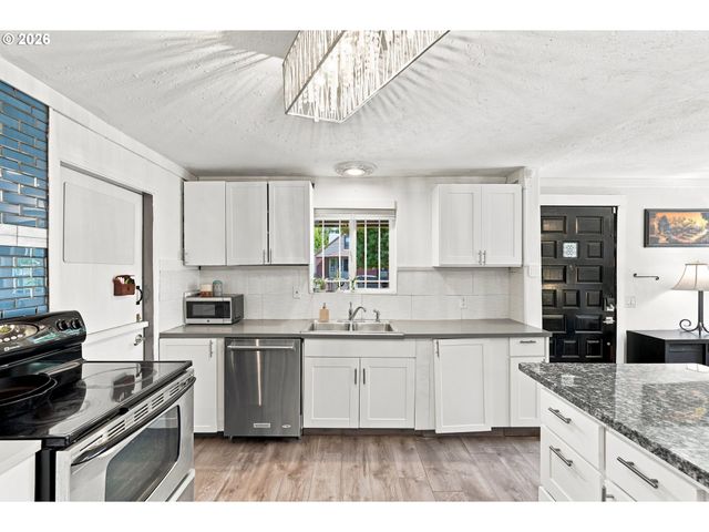 10324 Se ELLIS St, Portland, OR 97266