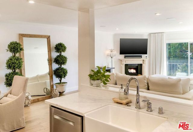 2385 Roscomare Road D3, Los Angeles, CA 90077