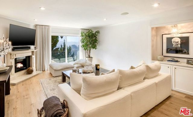 2385 Roscomare Road D3, Los Angeles, CA 90077