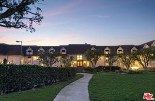 2385 Roscomare Road D3, Los Angeles, CA 90077