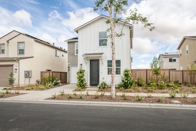 787 Laina Avenue, Madera, CA 93636