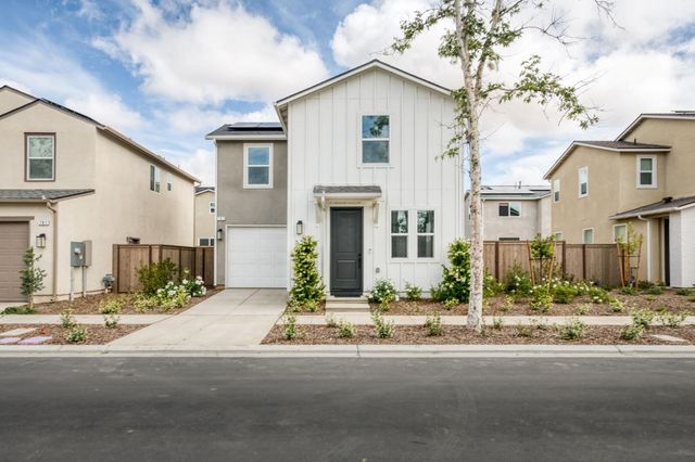 787 Laina Avenue, Madera, CA 93636