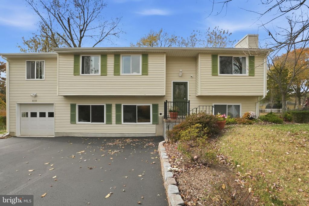 1111 BICKSLER DR, Herndon, VA 20170