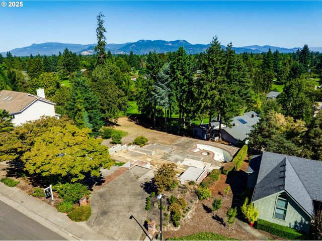 516 SPYGLASS Dr, Eugene, OR 97401
