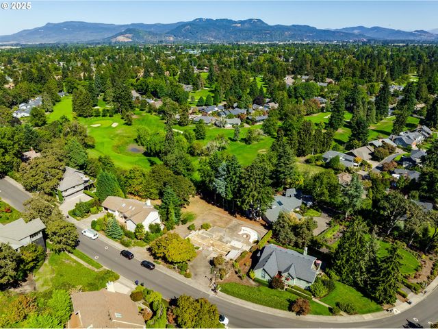 516 SPYGLASS Dr, Eugene, OR 97401