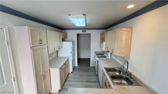 8413 Blazing Sun Avenue, Las Vegas, NV 89129