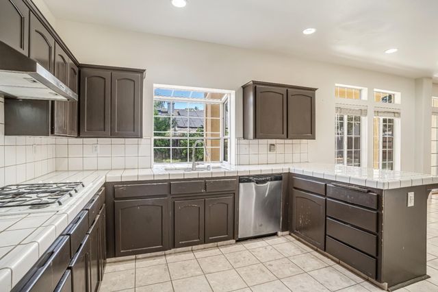2463 Twain Avenue, Clovis, CA 93611