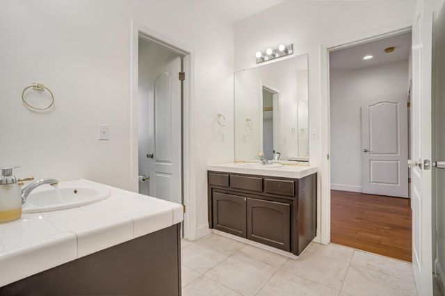2463 Twain Avenue, Clovis, CA 93611
