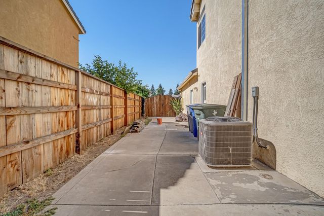 2463 Twain Avenue, Clovis, CA 93611