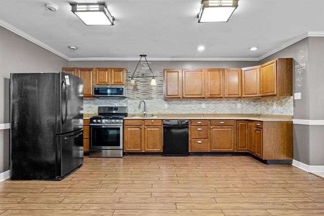 7648 Broadview Drive 102, Houston, TX 77061
