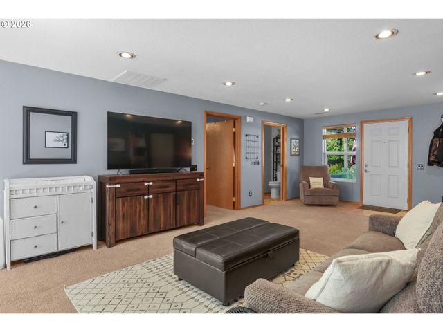 1068 9TH St, Washougal, WA 98671