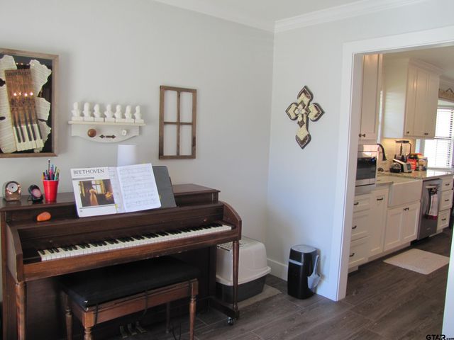 717 Meadow Creek Drive, Tyler, TX 75703