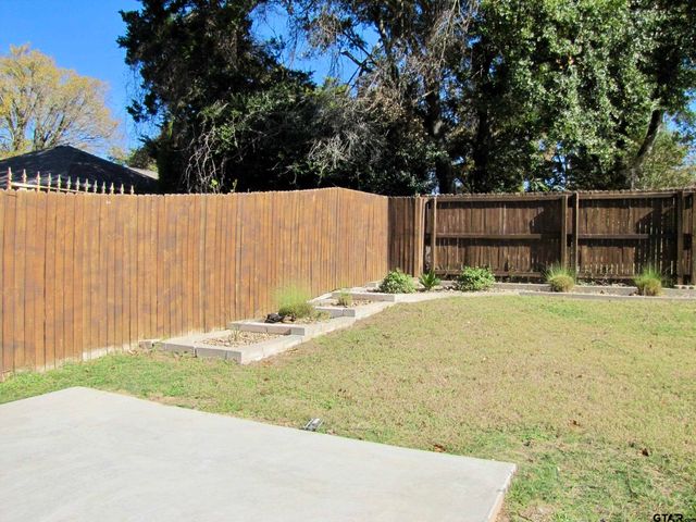 717 Meadow Creek Drive, Tyler, TX 75703