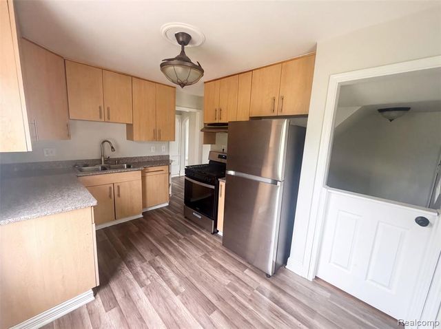 17590 Eastland Street, Roseville, MI 48066