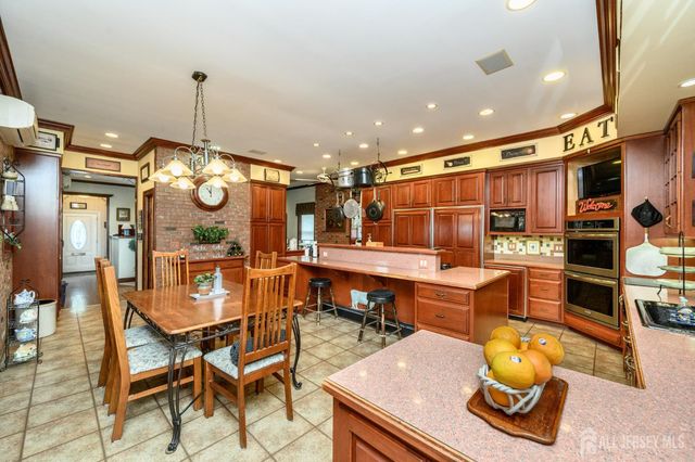10 Crampton Avenue, Woodbridge Proper, NJ 07095