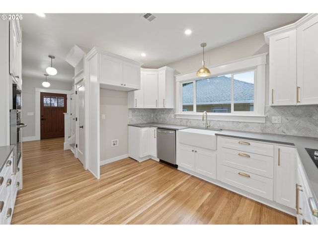 4511 N COMMERCIAL Ave, Portland, OR 97217