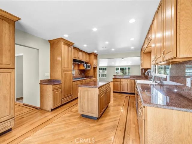1315 W Valleyheart, Burbank, CA 91506