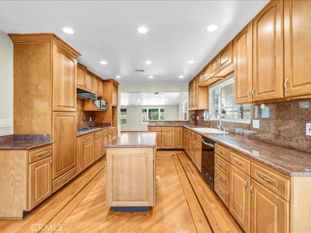 1315 W Valleyheart, Burbank, CA 91506