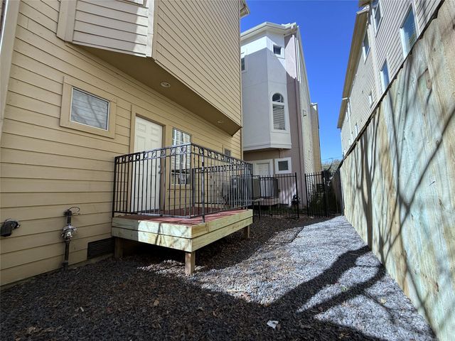 5305 Egbert C, Houston, TX 77007