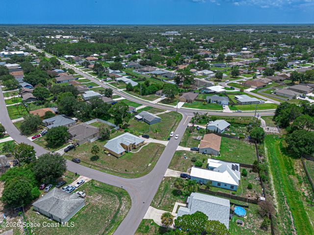 525 Justine Avenue NW, Palm Bay, FL 32907