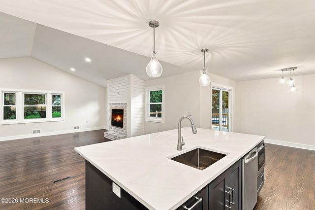 17 Mohawk Drive, Matawan, NJ 07747