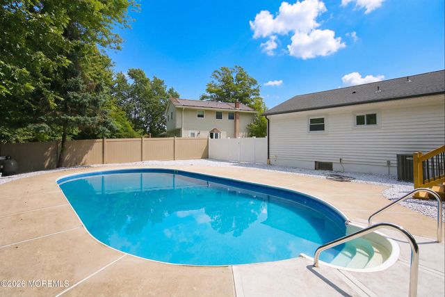 17 Mohawk Drive, Matawan, NJ 07747