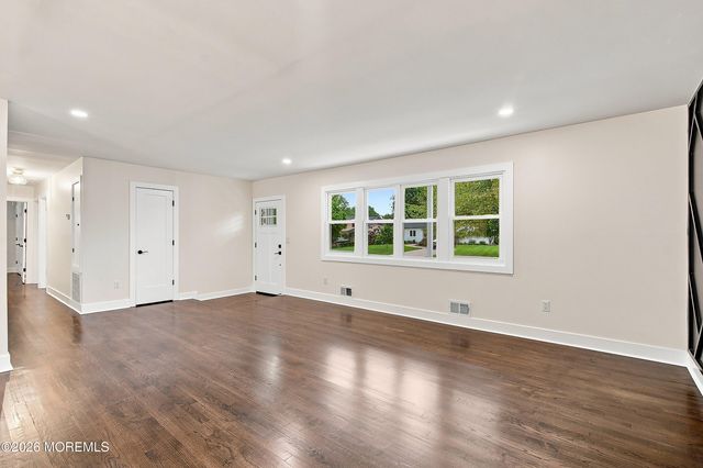 17 Mohawk Drive, Matawan, NJ 07747