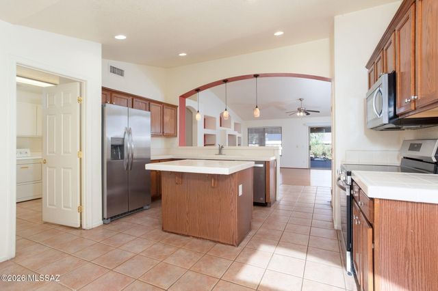 1047 N Cowboy Canyon Drive, Green Valley, AZ 85614