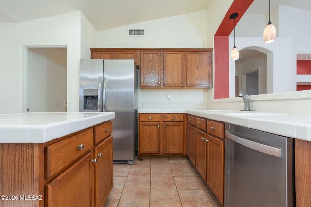 1047 N Cowboy Canyon Drive, Green Valley, AZ 85614