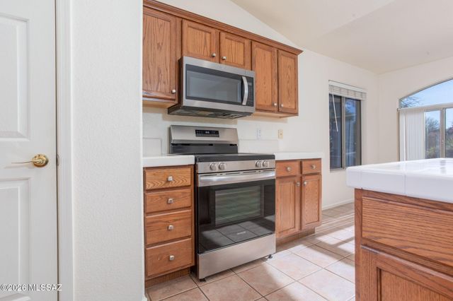 1047 N Cowboy Canyon Drive, Green Valley, AZ 85614