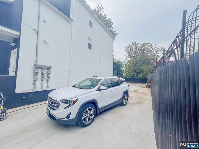 413 S 16th Street, Newark, NJ 07103