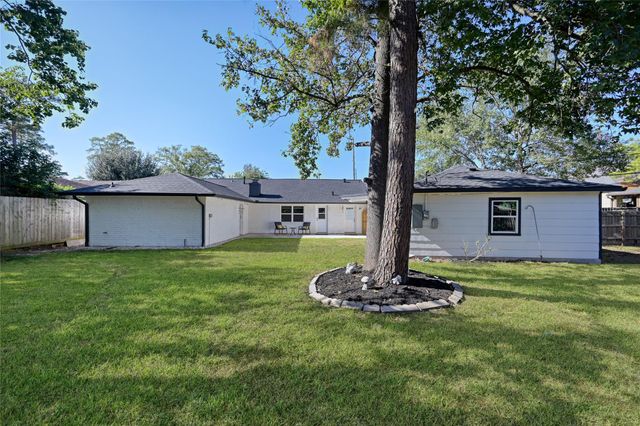 28926 Twisted Oak Drive, Shenandoah, TX 77381