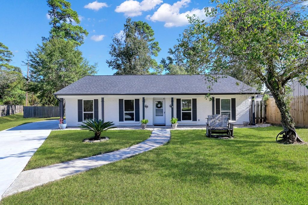 28926 Twisted Oak Drive, Shenandoah, TX 77381