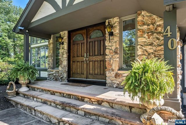 40 Mohegan Trail, Saddle River, NJ 07458