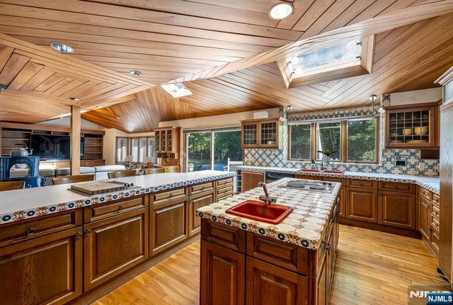 40 Mohegan Trail, Saddle River, NJ 07458