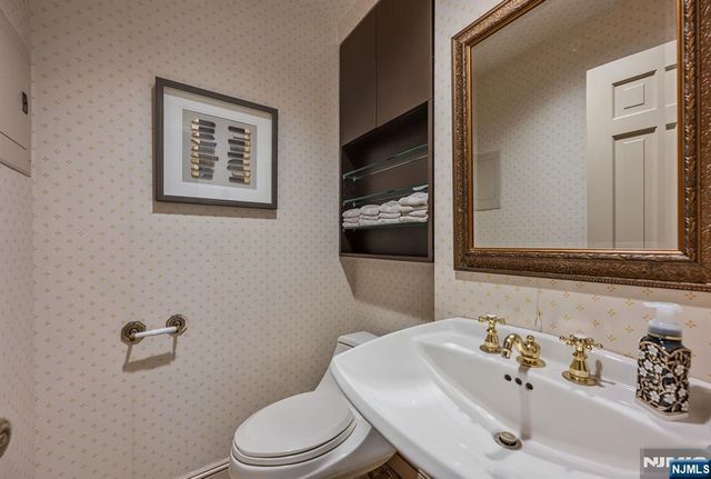 40 Mohegan Trail, Saddle River, NJ 07458