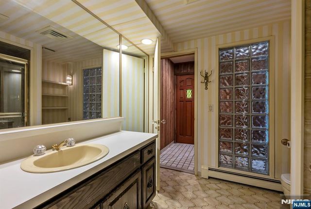 40 Mohegan Trail, Saddle River, NJ 07458