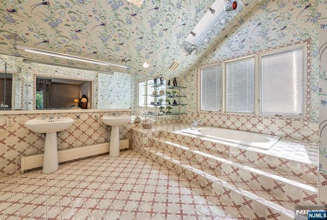 40 Mohegan Trail, Saddle River, NJ 07458