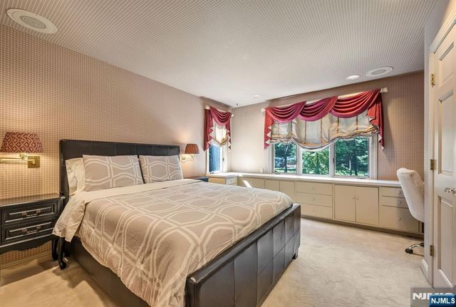 40 Mohegan Trail, Saddle River, NJ 07458