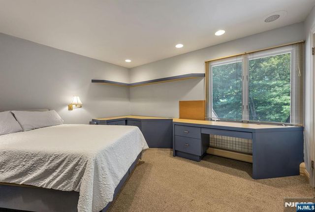 40 Mohegan Trail, Saddle River, NJ 07458
