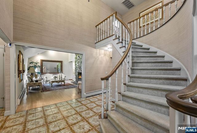 40 Mohegan Trail, Saddle River, NJ 07458