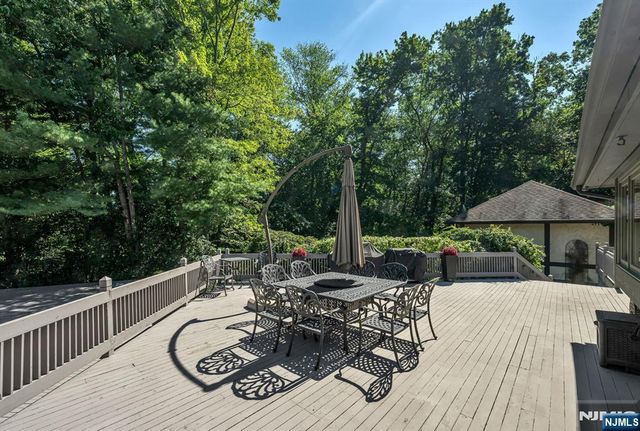 40 Mohegan Trail, Saddle River, NJ 07458