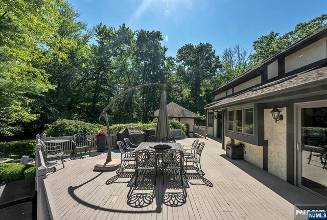 40 Mohegan Trail, Saddle River, NJ 07458